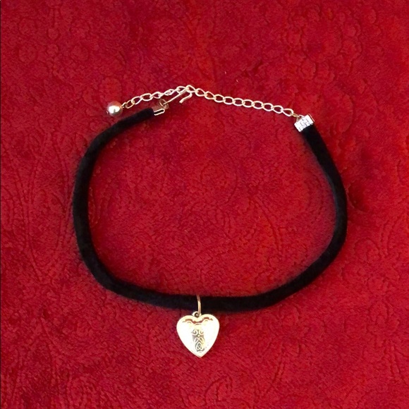 Silver Heart on Black Velvet Choker - Picture 4 of 5
